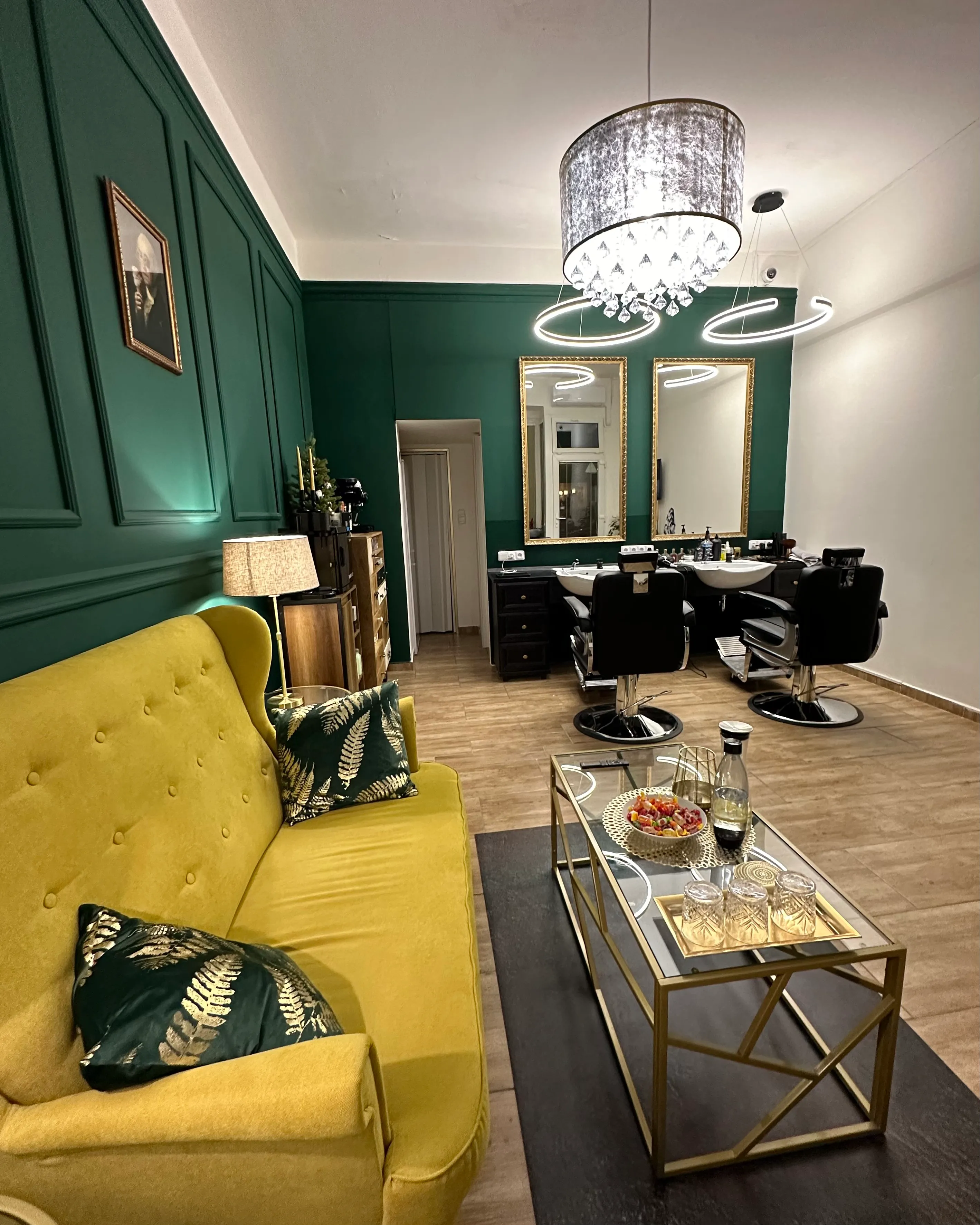 Pohled ze sedačky do holičské části salonu