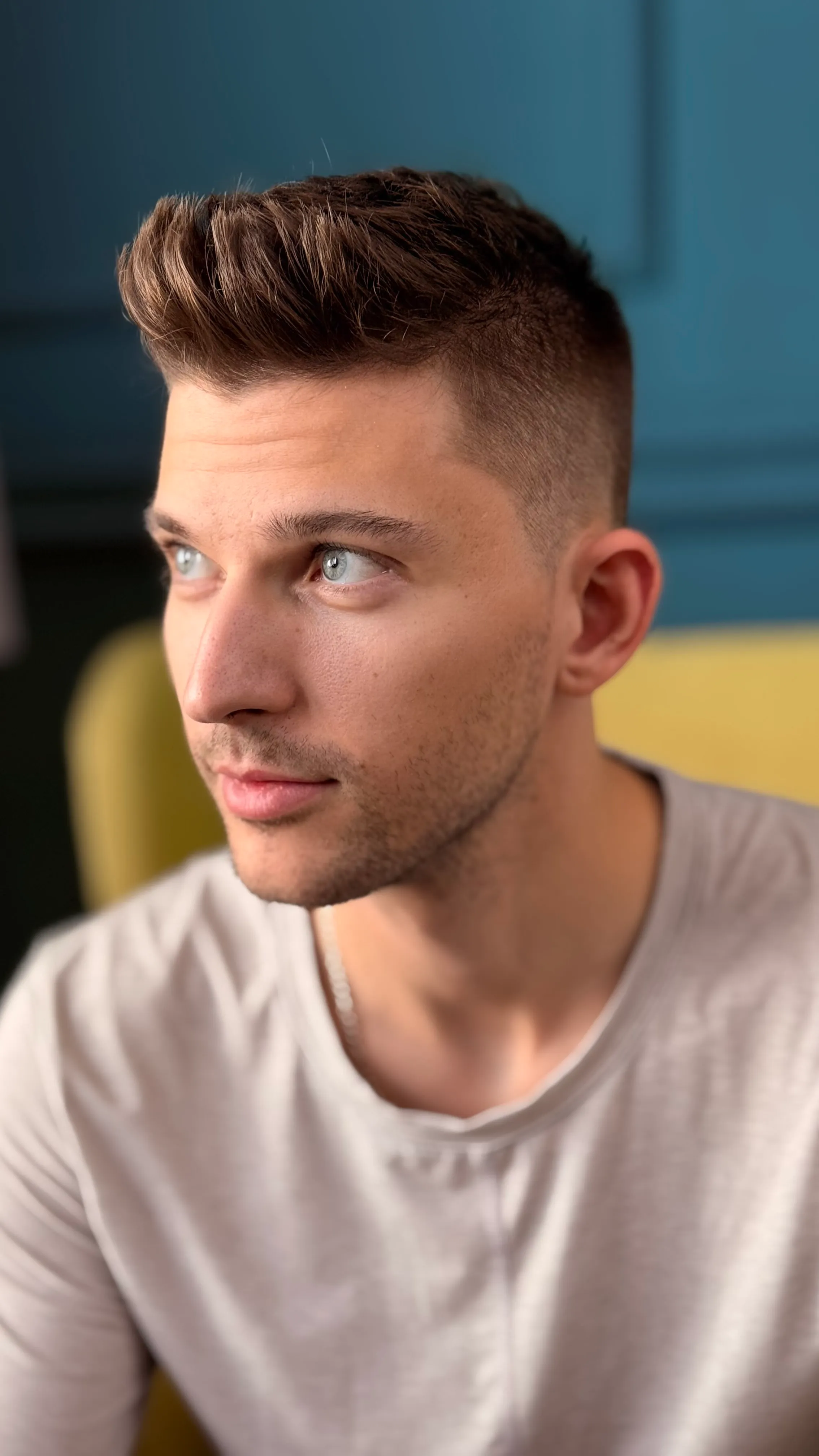 Objemný účes s krátkými boky