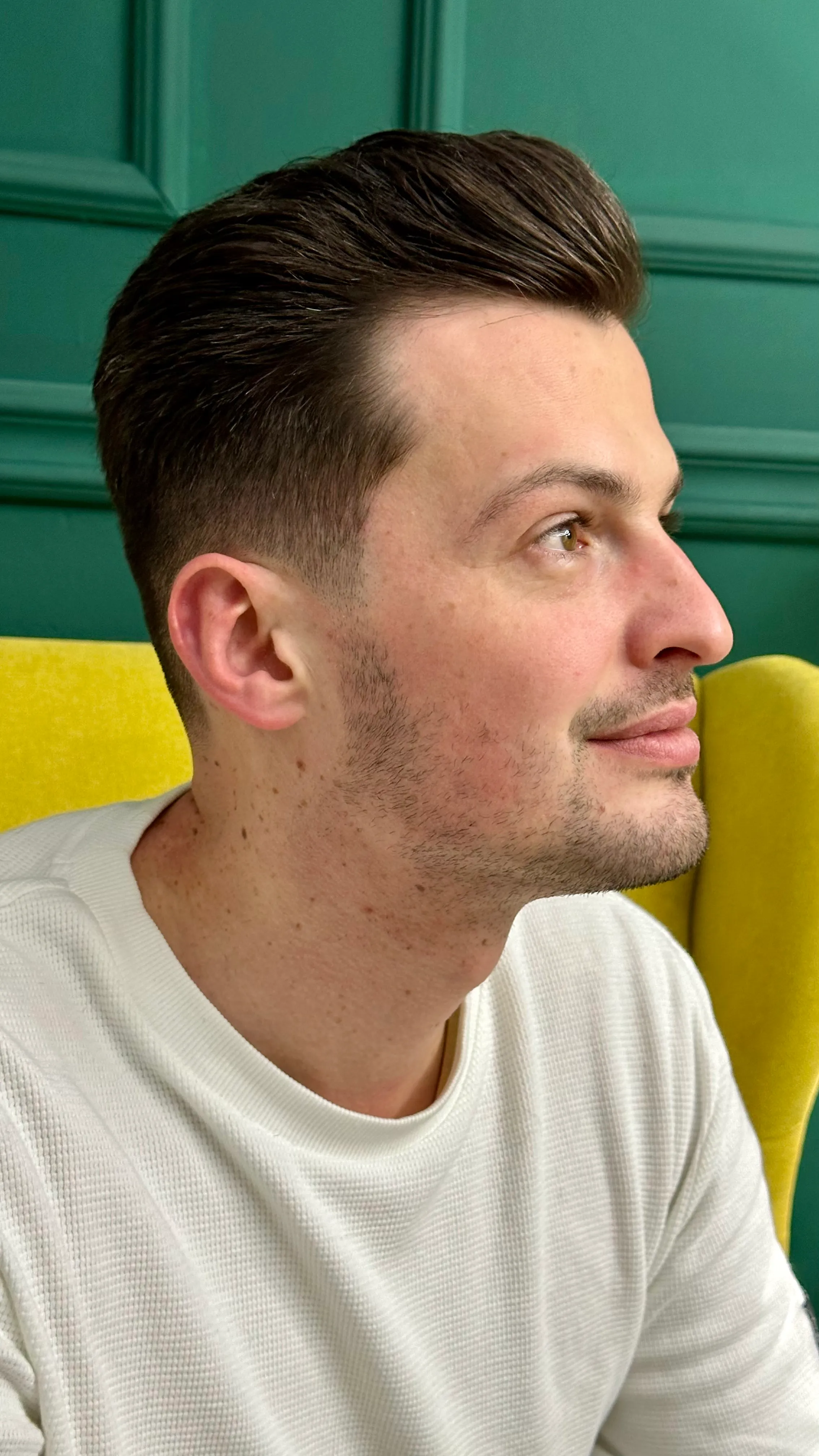 Klasický účes s pěšinkou
