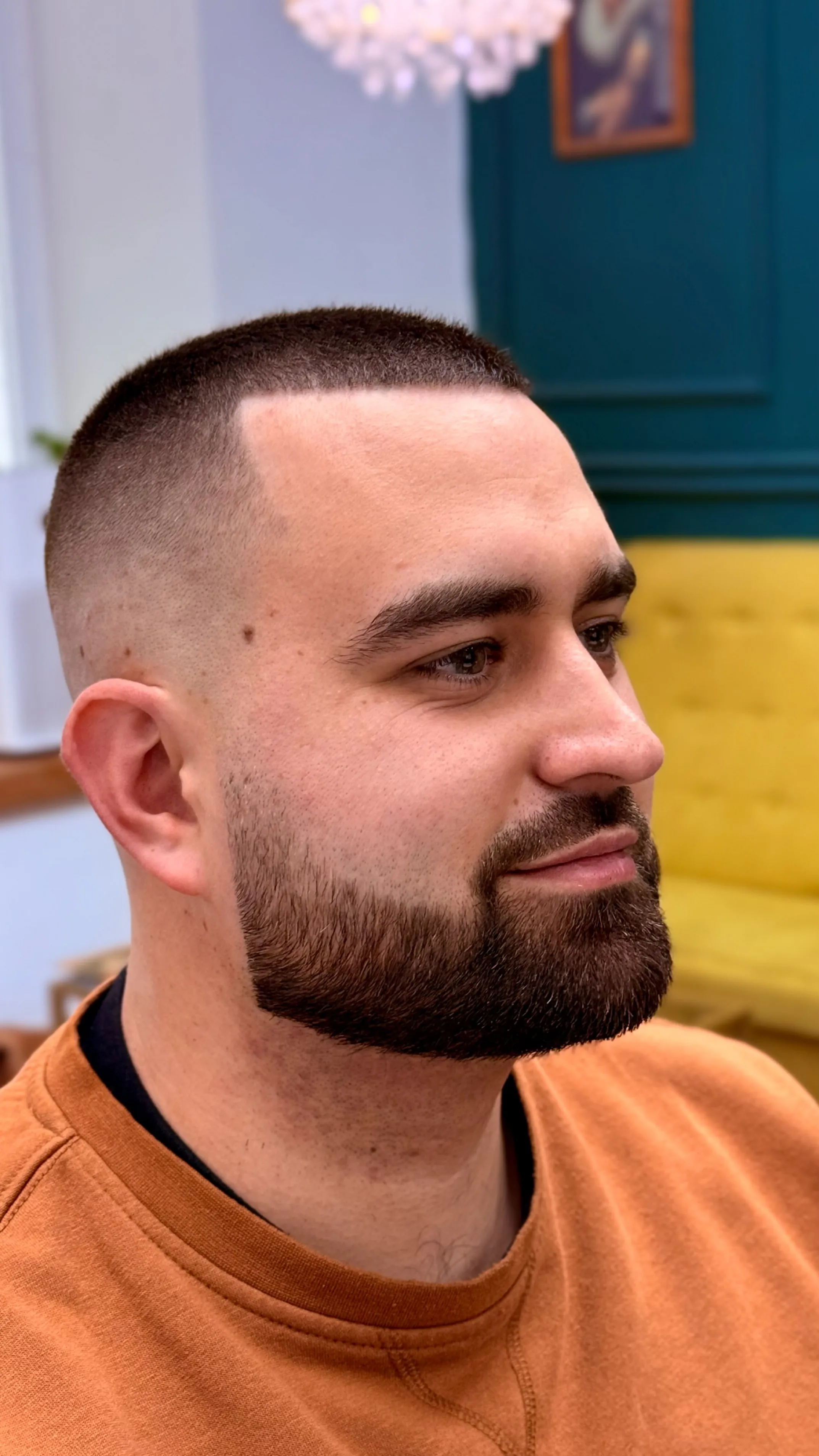 Krátký střih a přesné kontury vousů