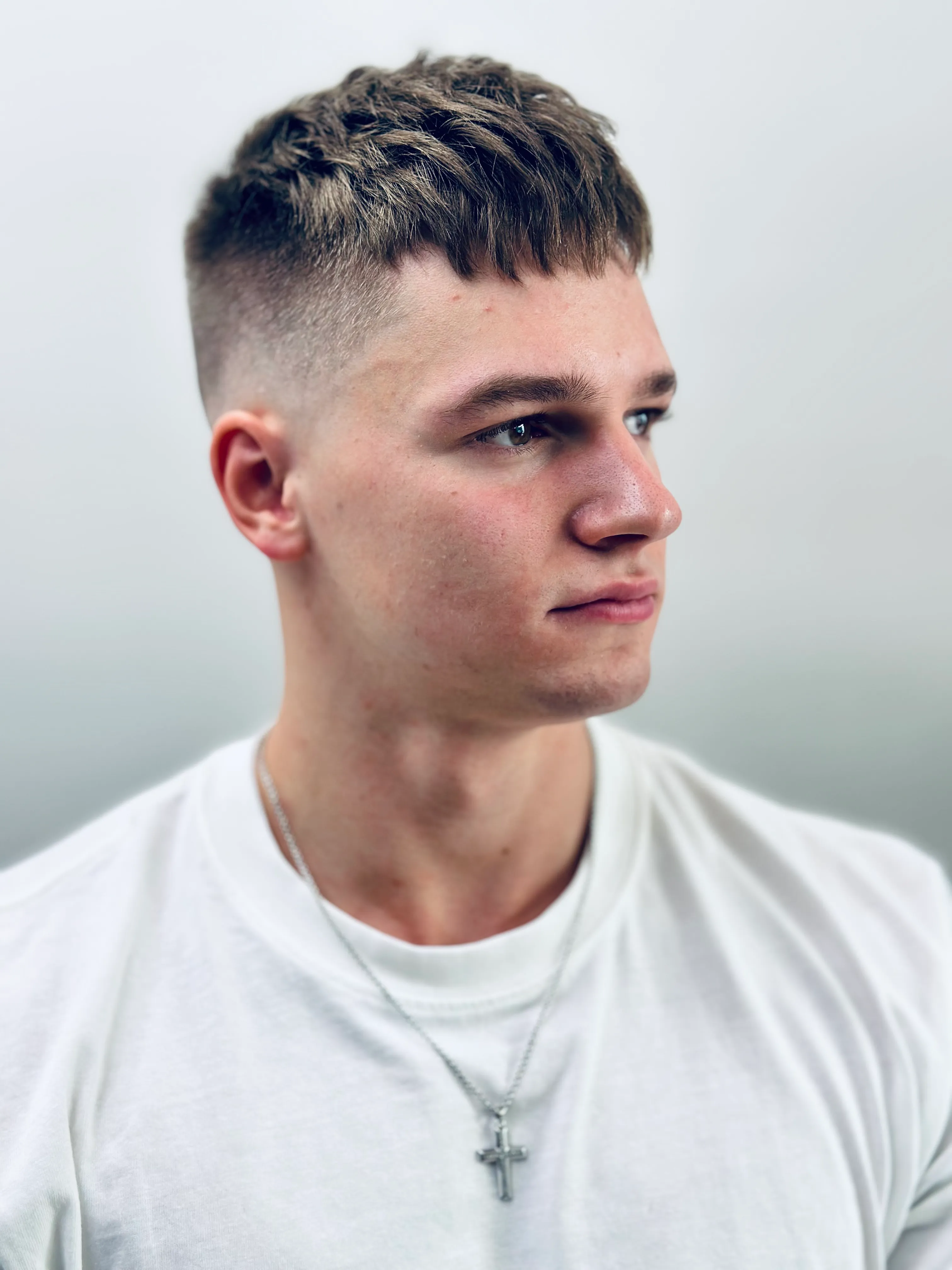 Texturovaný střih s krátkými boky