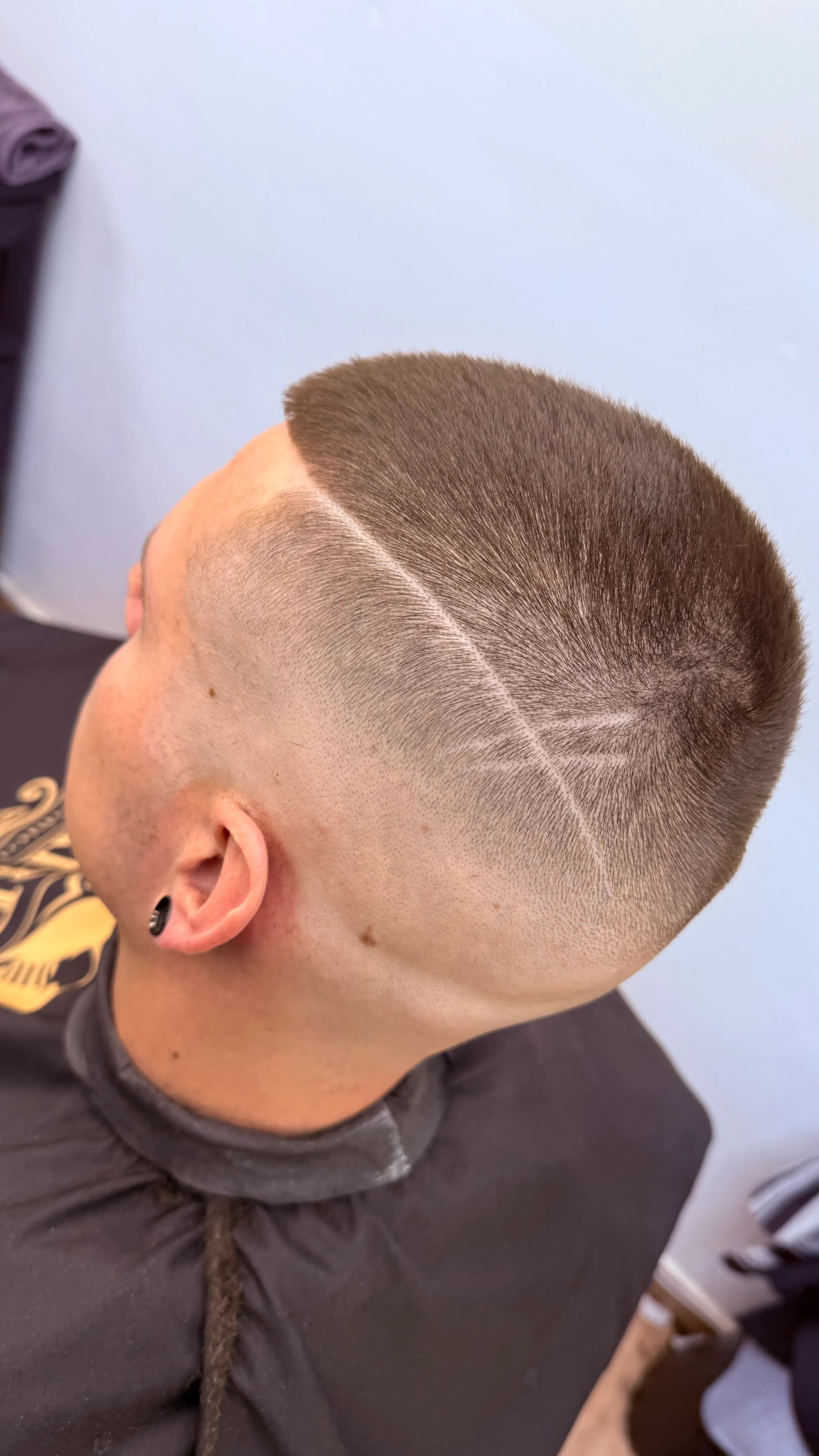 Krátký střih s vyholenou linkou