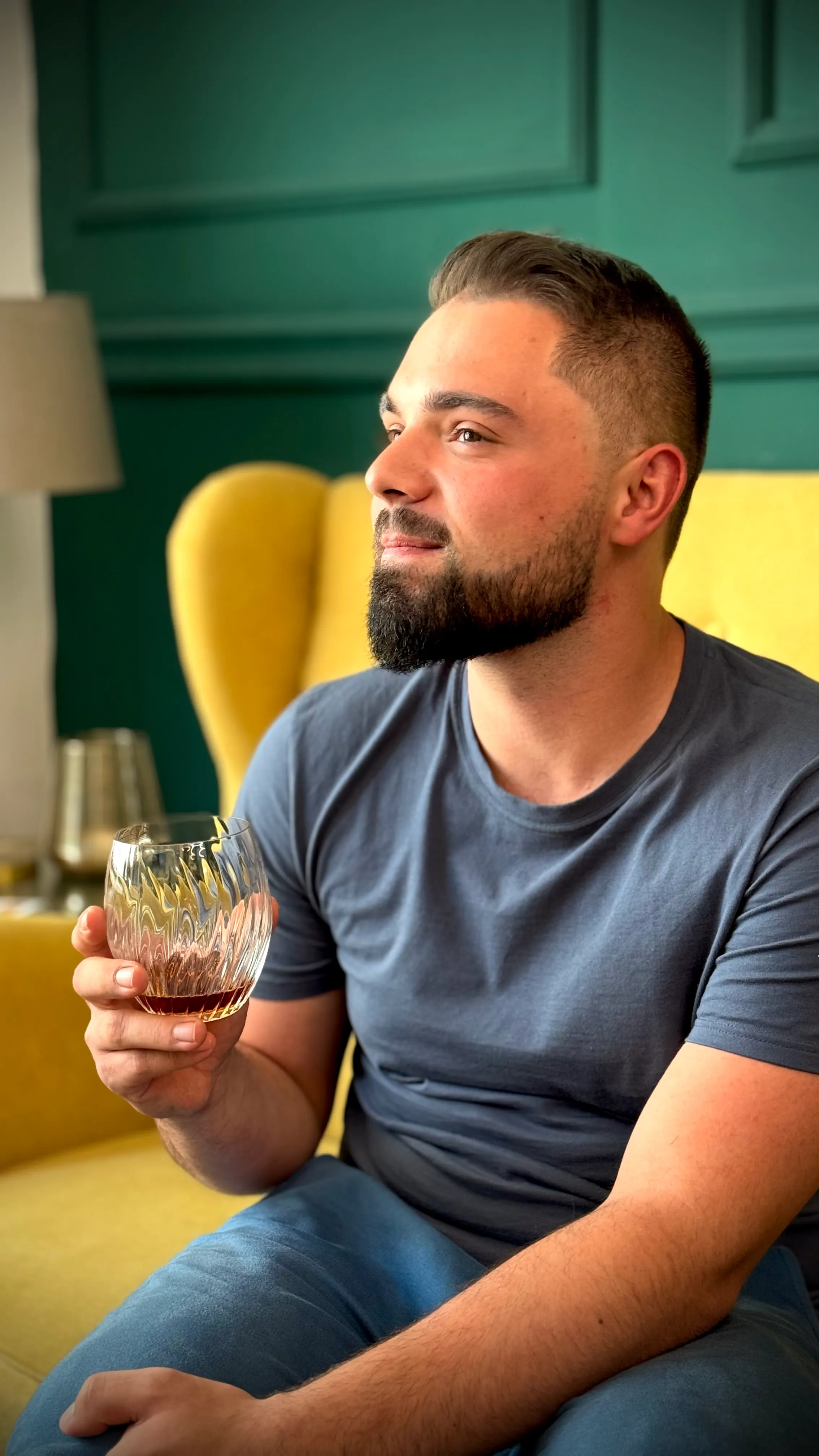 Chvíle s nápojem po návštěvě barbera